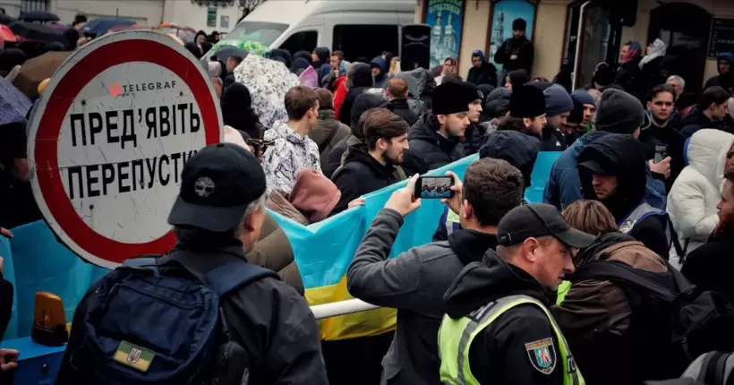 Під Києво-Печерською лаврою відбулись сутички вірян з поліцією. Відео