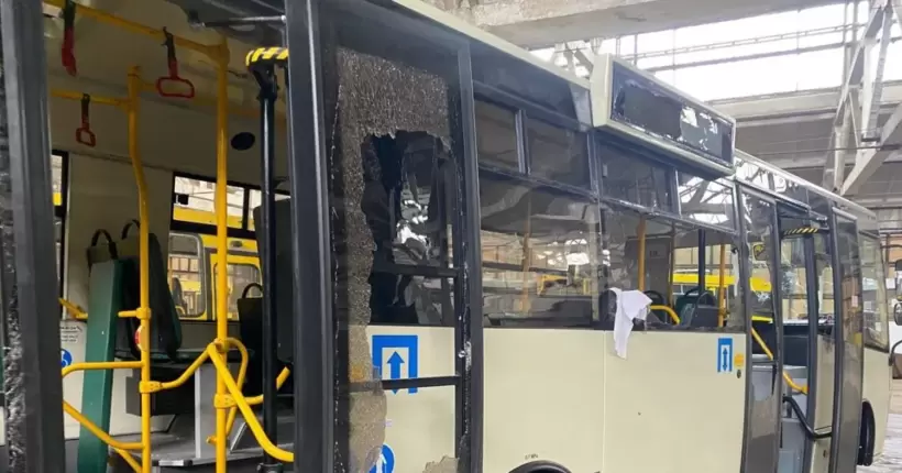 Російські загарбники атакували автобусний паркінг Херсона