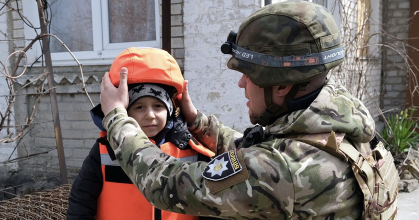 Жили за кілька кілометрів від позицій окупантів: з Авдіївки вивезли ще двох дітей