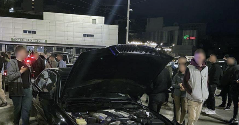 Автомат теж можна прокачати і протюнити: у Києві представники військкоматів раптово завітали на зустріч дрифтерів