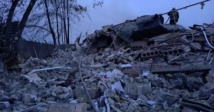 У Дніпрі з-під завалів рятувальники дістали жінку. Відео