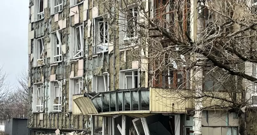 В Авдіївці загарбники обстрілюють рятувальників, які добу не можуть дістати людей з-під завалів