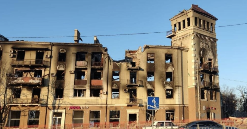 Окупанти повністю зруйнували Будинок з годинником у Маріуполі: замість нього тепер котлован