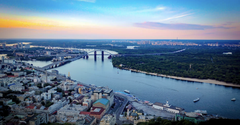 У Києві чоловік у +12 намагався переплисти Дніпро: не обійшлося без рятувальників