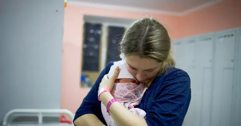 Усиновлення під час війни: у Мінсоцполітики розповіли про зміни в процедурах