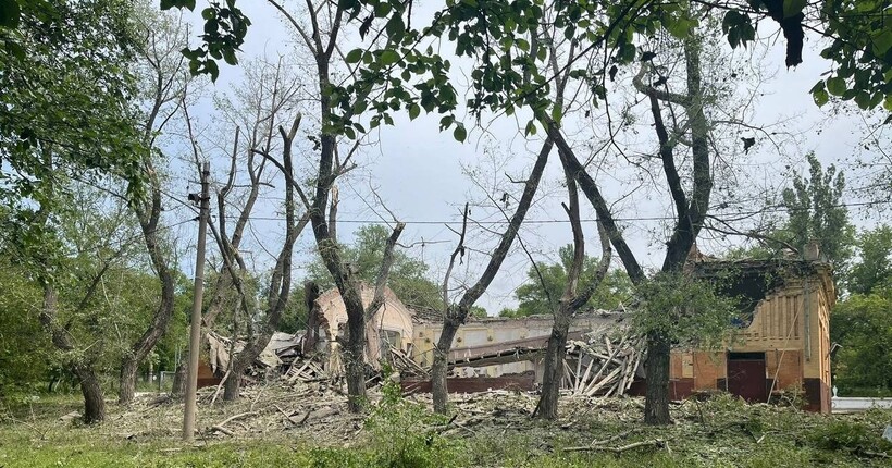 В Донецькій області російські загарбники скинули авіабомбу: поранено одну людину (ФОТО) 