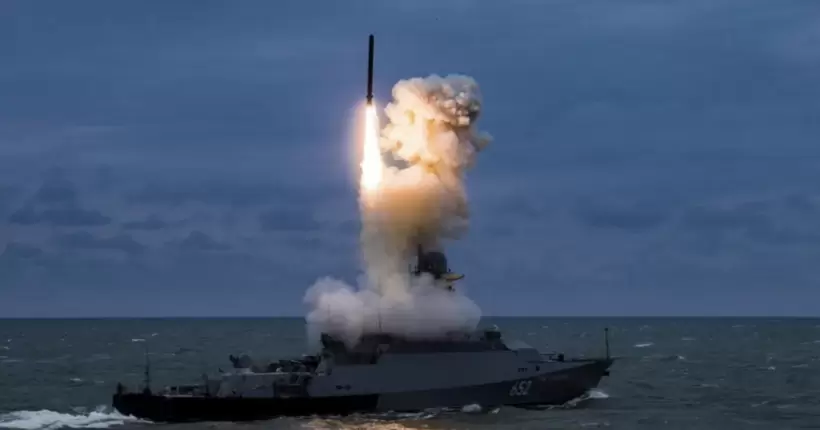 Російські окупанти тримають у Чорному морі два ракетоносії 