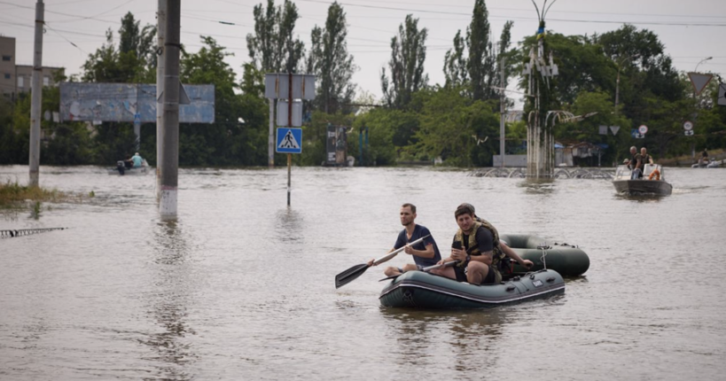 Окупанти вдарили по Херсону під час евакуації: постраждали вісім осіб