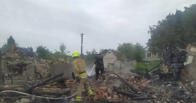 У ДСНС показали наслідки падіння уламків у Звягелі на Житомирщині: кадри жахають
