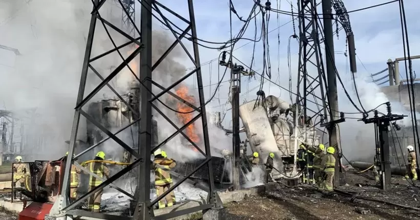 Під час нічного обстрілу росіяни пошкодили об’єкти видобутку газу та ГТС