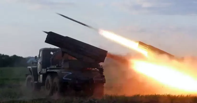 Ворог вчергове обстріляв Херсон: постраждали волонтери