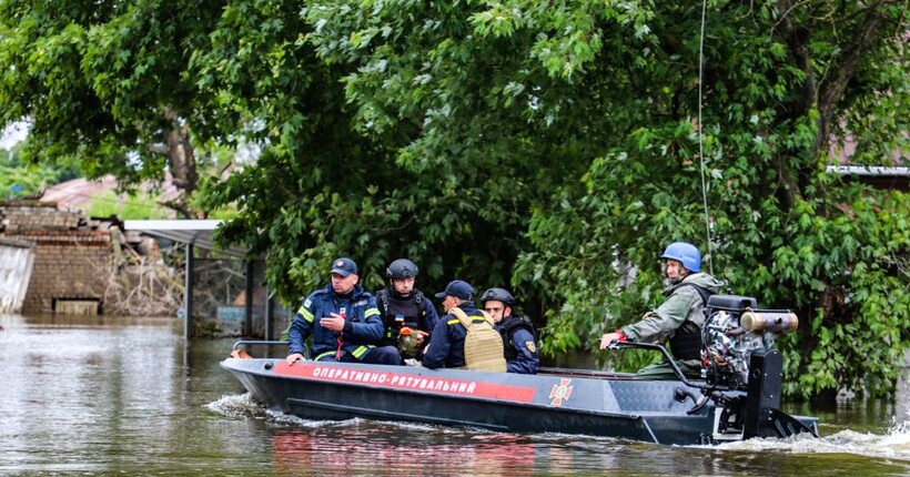 З Херсонщини відходить вода, триває евакуація: оперативні дані на ранок 13 червня