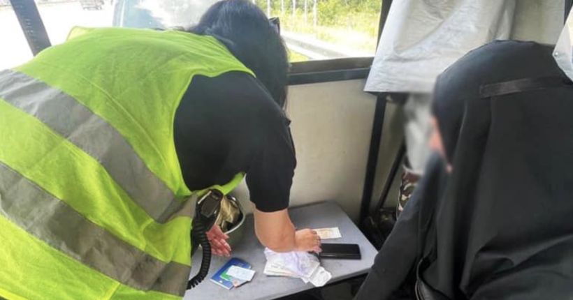 Свята валютчиця: під Києвом затримали паломницю з Лаври з російськими рублями. Фото