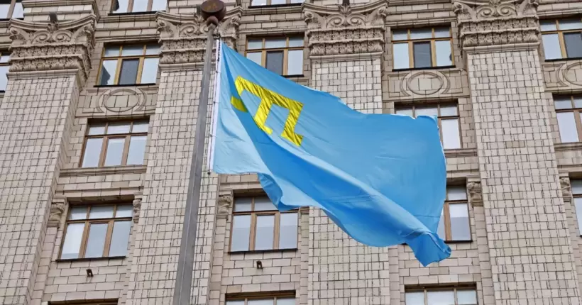 У Києві та за кордоном підняли кримськотатарські прапори