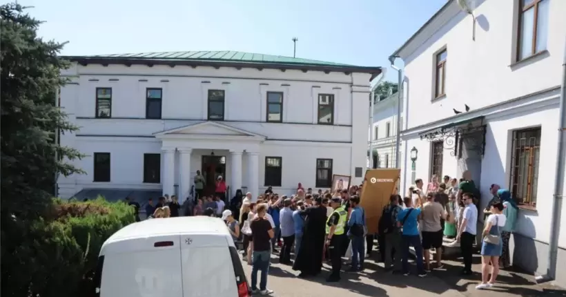 Прихожани заважають: Мінкульт вимагає від ченців Лаври звільнити келії до 4 липня. Відео