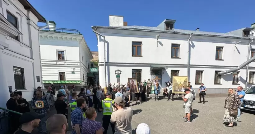Чекають на поліцію: комісія Мінкульту не змогла потрапити до корпусів Лаври через вірян