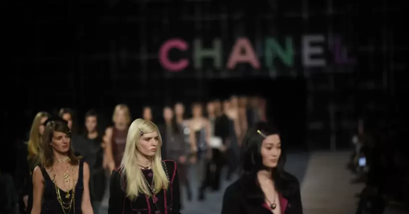 Попри масові протести у Парижі триває Fashion Week 