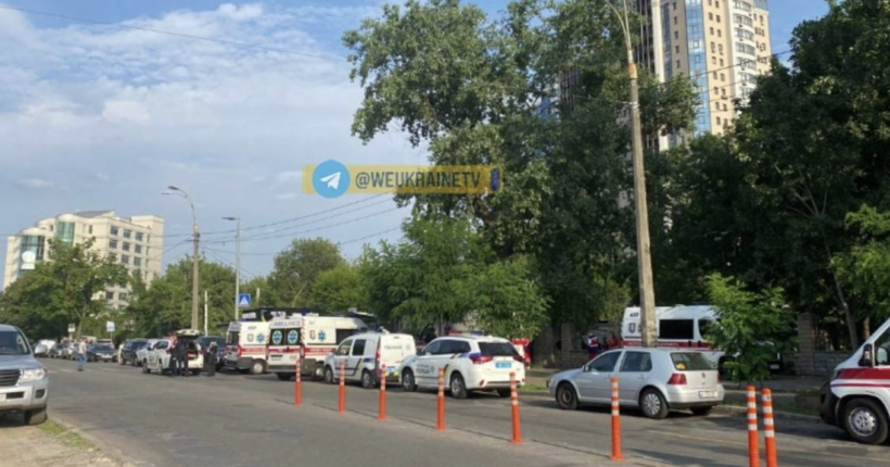 У будівлі одного з судів Києва пролунав вибух: фото з місця події