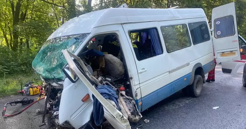 В Хмельницькій області сталася маштабна ДТП: є жертви та поранені (ФОТО)