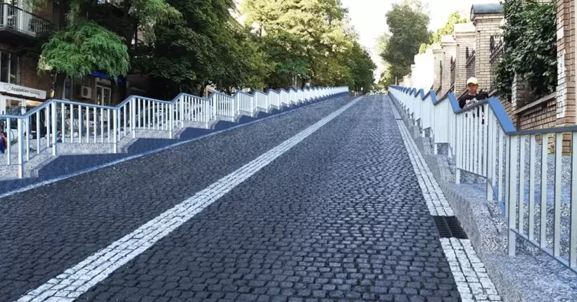 На одній з вулиць у центрі Києва замінили бруківку (фото)