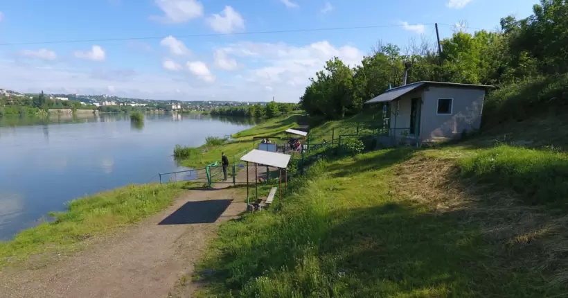 На кордоні з Молдовою затримали двох чоловіків, які тікали на матраці. Фото
