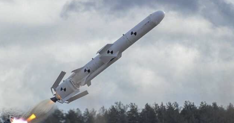 Військовий показав плату бортового комп'ютера російської ракети Х-101 іноземного виробництва. ВІДЕО