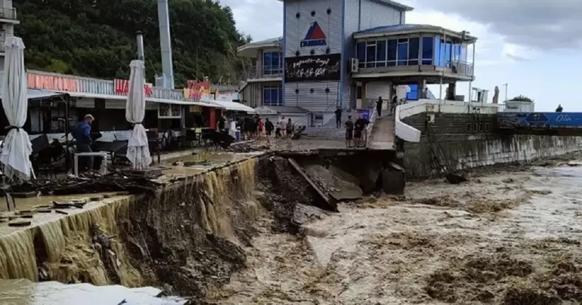 Російське курортне місто Туапсе пішло під воду (фото та відео)