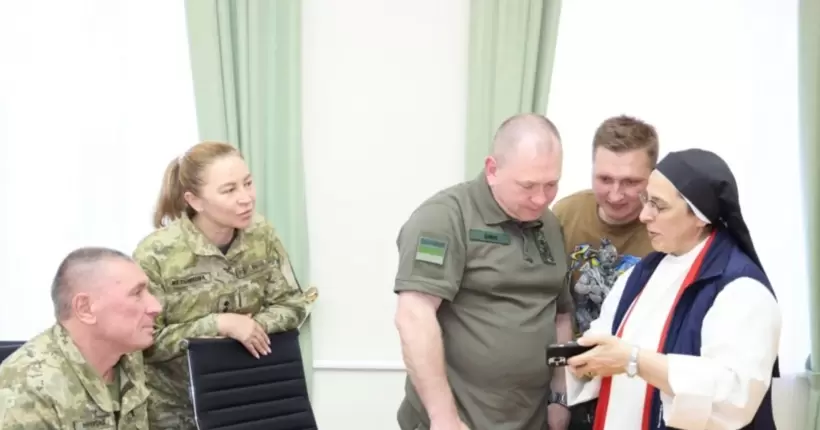 Іспанія передасть Україні мобільний госпіталь і броньовані автомобілі