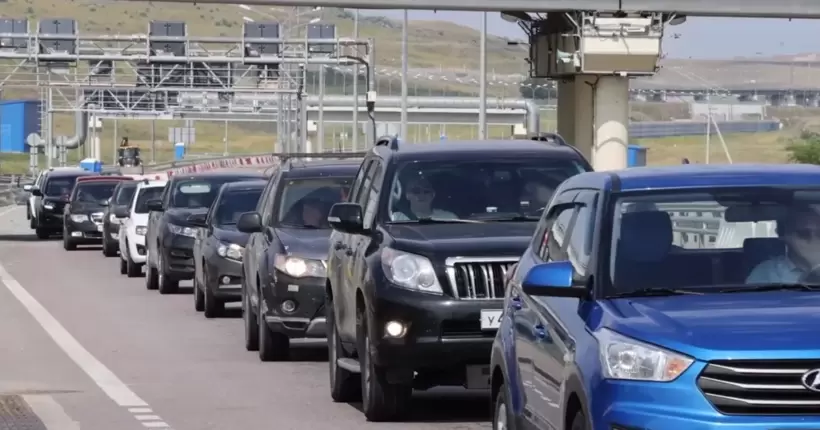 Кримський міст не встояв: Путін обіцяє помсту, а туристи тікають
