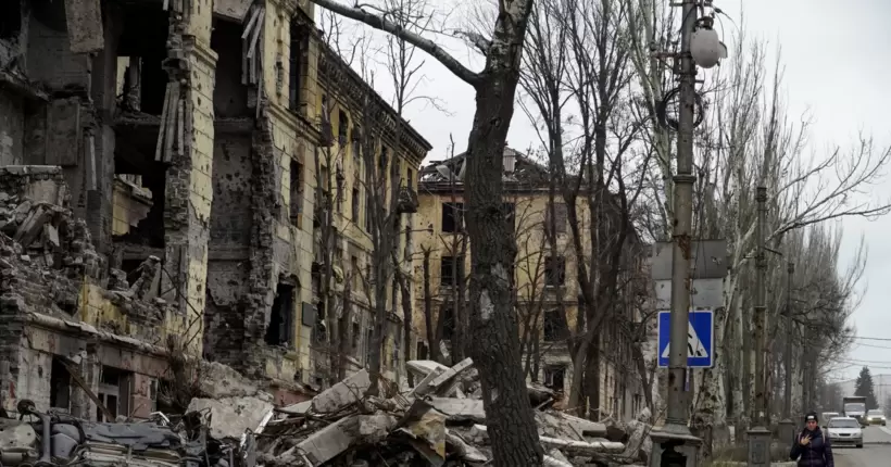 У Маріуполі росіяни ріжуть залізничні вагони і відправляють на переплавку