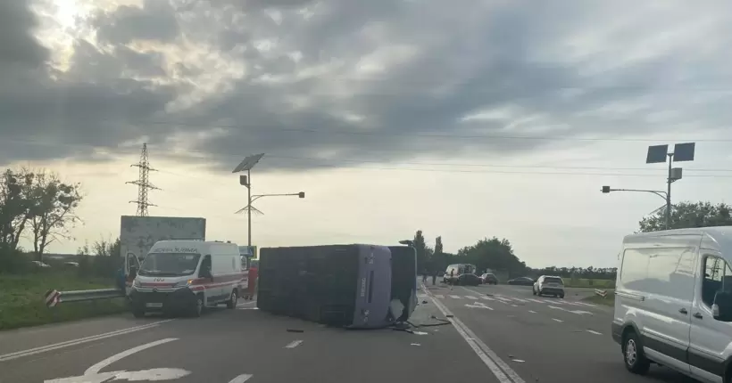 На Київщині легковик зіткнувся з автобусом: є постраждалі