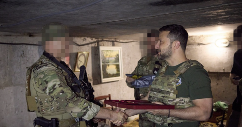 Володимир Зеленський привітав воїнів ССО на позиціях під Бахмутом. ВІДЕО
