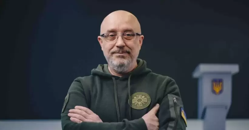 Резніков показав FPV-дрон українського виробництва, який скоро отримають ЗСУ