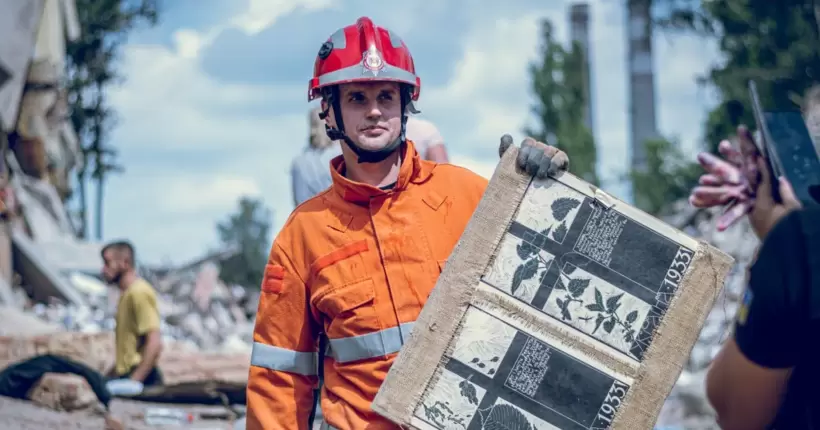 З-під завалів на Сумщині врятували 66 історичних гравюр