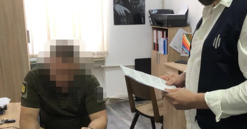Військкому одного з районів Закарпаття, який змушував солдат будувати йому будинок, оголосили підозру
