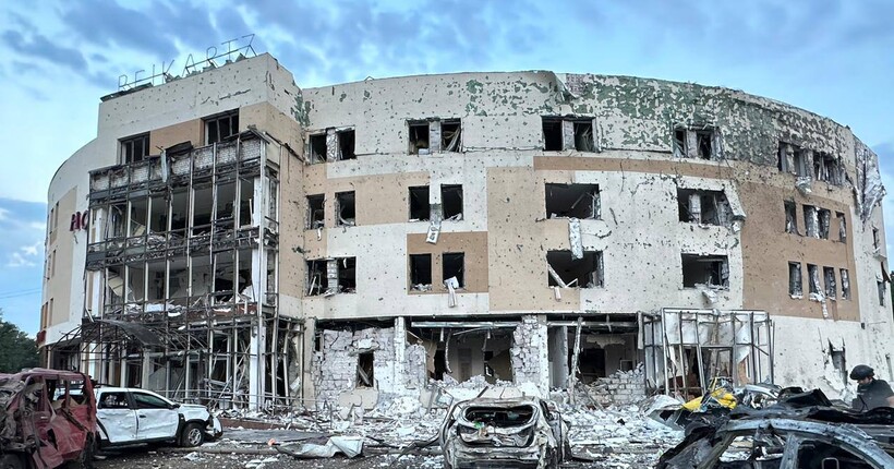 Росіяни вдарили по Запоріжжю: вже відомо про двох постраждалих (фото, відео)