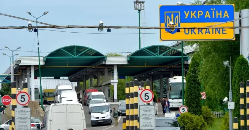 На виїзд з України стоять понад 600 автівок і десятки автобусів: де найбільше скупчення