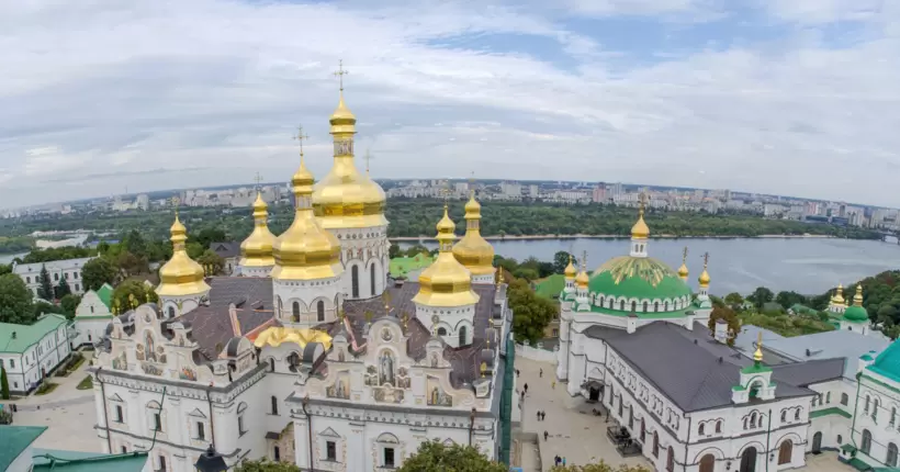 У Києво-Печерській лаврі поліція намагається відкрити корпуси, де забарикадувались монахи та віряни