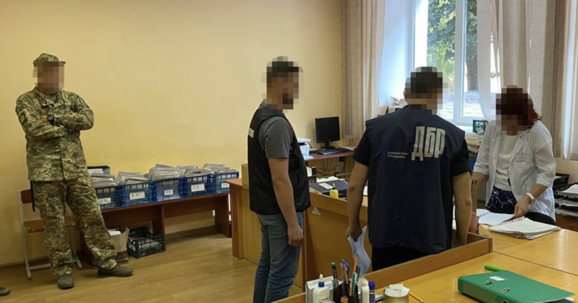 Виявлено непоодинокі факти зловживань: ДБР проводить масові обшуки у військкоматах трьох областей