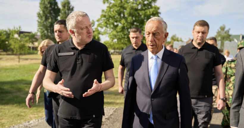 Президент Португалії після поїздки в Бучу посидів в окопі в Мощуні (відео)