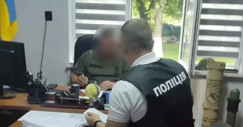 На Прикарпатті викрили воєнкома, який місяцями нараховував собі та дружині премії
