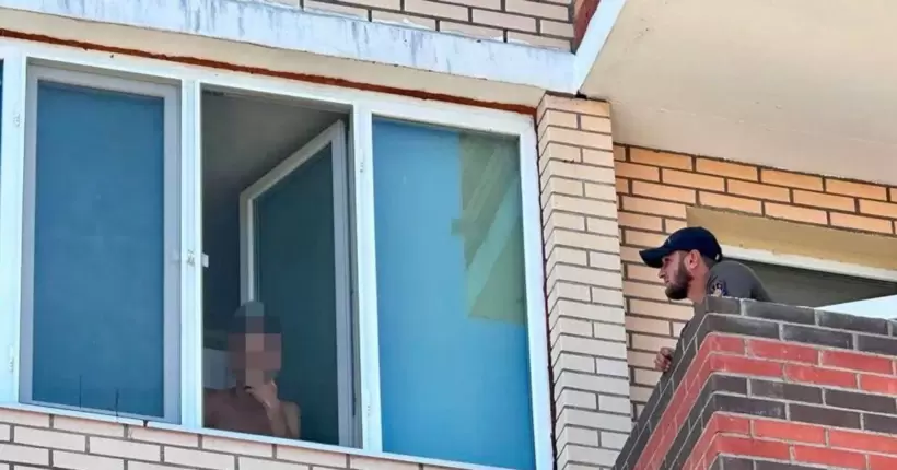 У Чорноморську чоловік взяв у заручники власну дружину та маленьку доньку (фото, відео)