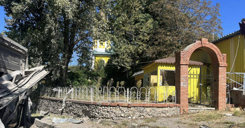 Росіяни вдарили по центру Куп’янська: пошкоджено житлові будинки, постраждав чоловік (фото)