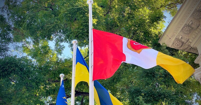 В Одесі на Думській площі таки відбулося урочисте підняття прапора з нагоди Дня міста (відео)