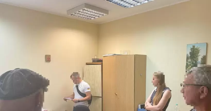 Переправляли ухилянтів за кордон: у Києві викрили посадовців ВЛК та військкомату (фото)