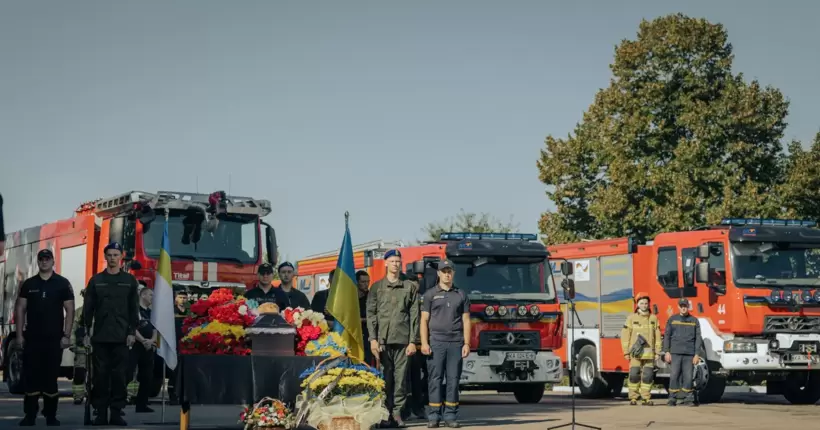 У Києві попрощались із рятувальником Русланом Кошовим, який загинув у Гостомелі (фото)