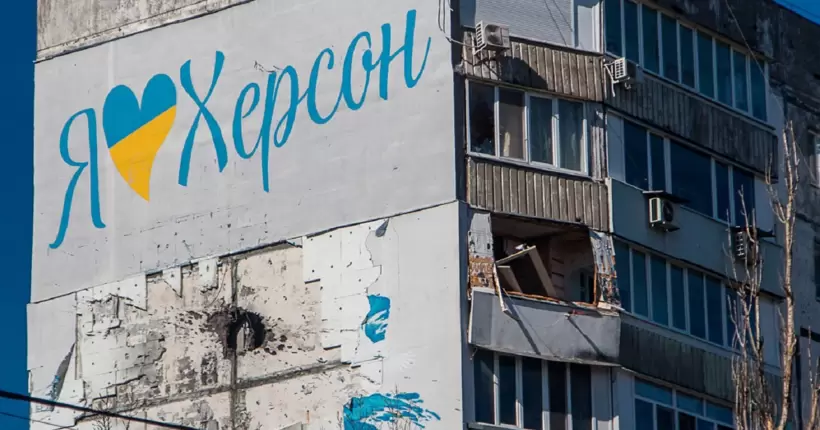 Російські загарбники обстріляли пожежну частину в Херсоні