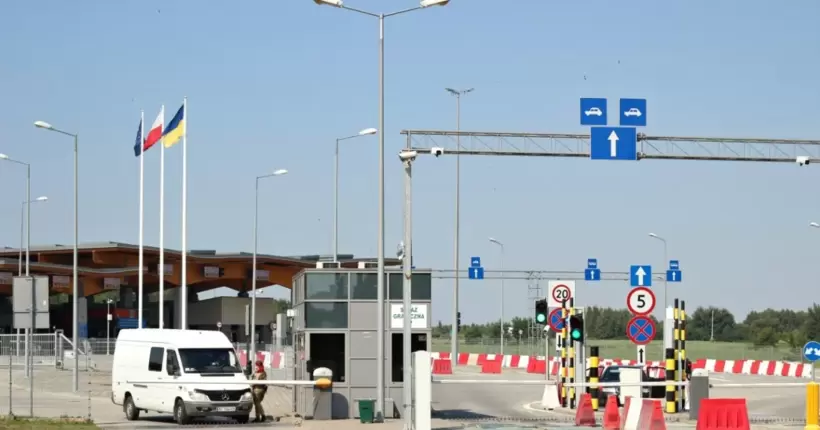 Перед пунктами пропуску на виїзд з України утворилися черги: що відомо