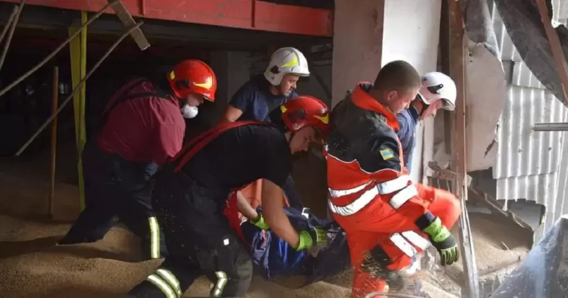 У Чернігові трьох людей засипало зерном під час розвантаження, вони не вижили