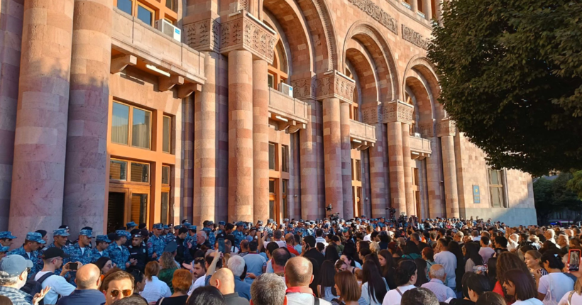 Протести у Вірменії: мітингарі почали штурм будівлі уряду в Єревані (відео)